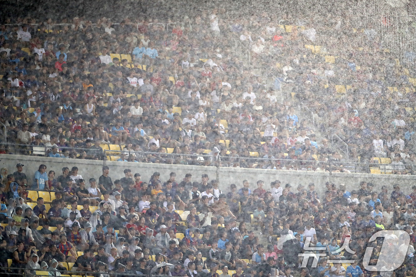 (대구=뉴스1) 공정식 기자 = 4일 오후 대구 수성구 대구스타디움에서 열린 '2025 FC바르셀로나 아시아투어' 대구FC와 FC바르셀로나의 경기, 후반전 폭우가 쏟아지는 가운데 …