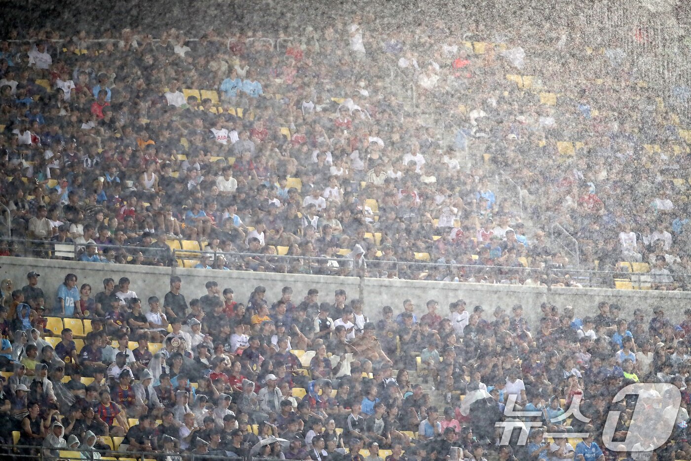 본문 이미지 - 4일 오후 대구 수성구 대구스타디움에서 열린 &#39;2025 FC바르셀로나 아시아투어&#39; 대구FC와 FC바르셀로나의 경기, 후반전 폭우가 쏟아지는 가운데 축구팬들이 관중석을 지키고 있다. 2025.8.4/뉴스1 ⓒ News1 공정식 기자