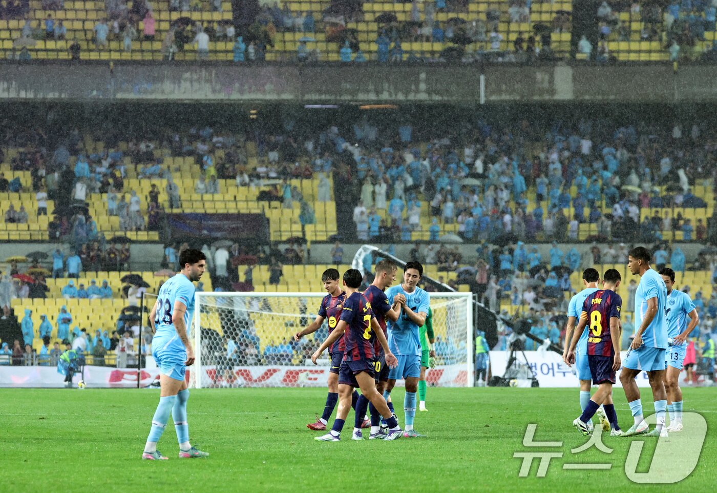 본문 이미지 - 4일 오후 대구 수성구 대구스타디움에서 열린 &#39;2025 FC바르셀로나 아시아투어&#39; 대구FC와 FC바르셀로나의 경기에서 양팀 선수들이 경기가 끝난 뒤 인사 나누고 있다. 이날 경기는 FC바르셀로나가 대구FC를 5대 0으로 꺾었다. 2025.8.4/뉴스1 ⓒ News1 구윤성 기자
