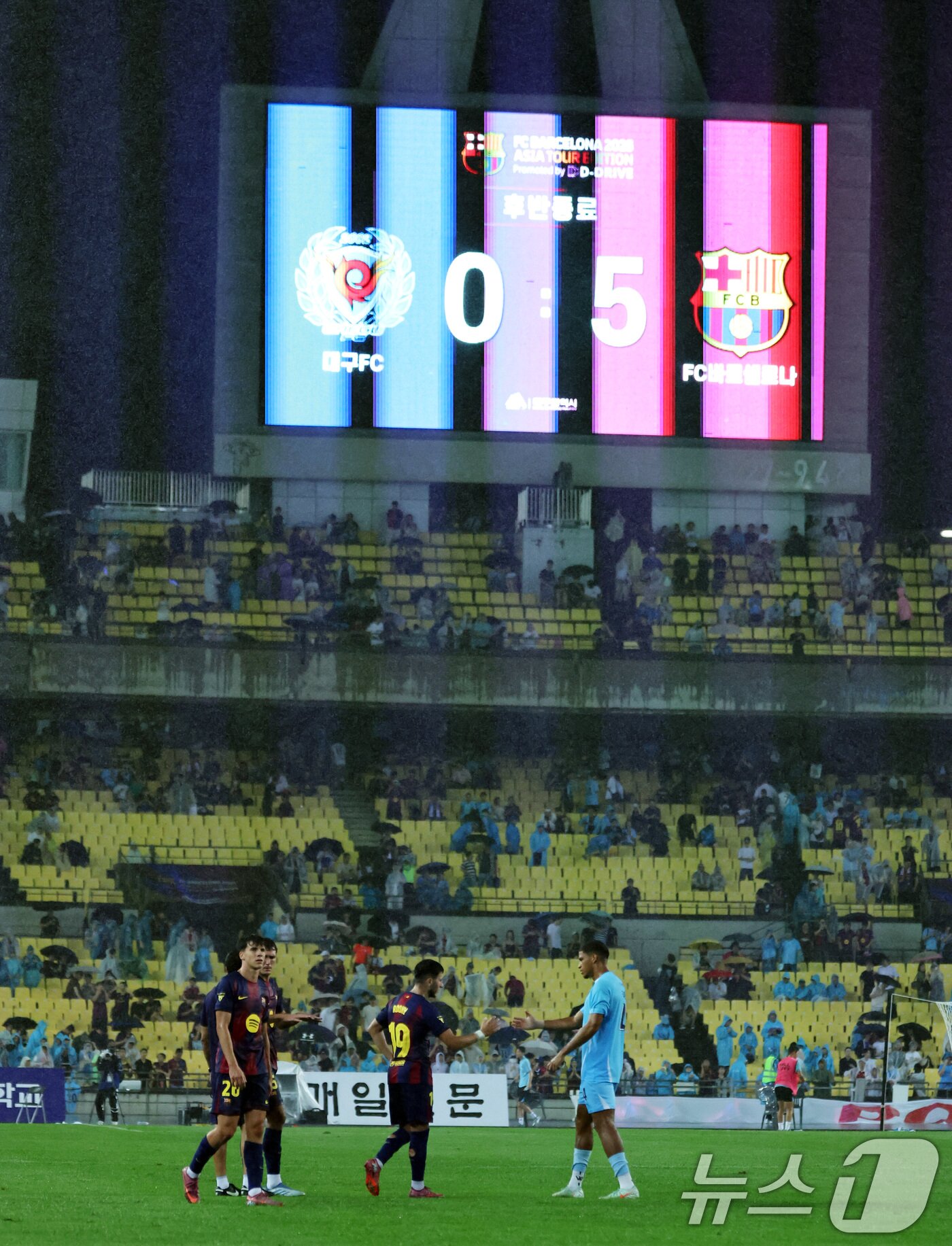 본문 이미지 - 4일 오후 대구 수성구 대구스타디움에서 열린 &#39;2025 FC바르셀로나 아시아투어&#39; 대구FC와 FC바르셀로나의 경기에서 양팀 선수들이 경기가 끝난 뒤 인사 나누고 있다. 이날 경기는 FC바르셀로나가 대구FC를 5대 0으로 꺾었다. 2025.8.4/뉴스1 ⓒ News1 구윤성 기자