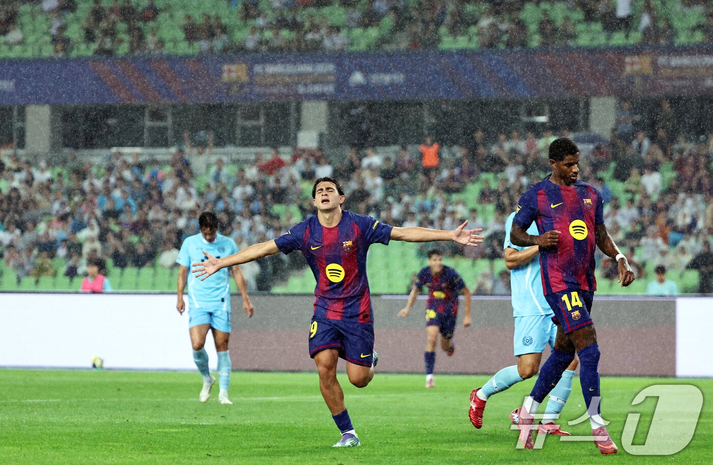 본문 이미지 - 4일 오후 대구 수성구 대구스타디움에서 열린 &#39;2025 FC바르셀로나 아시아투어&#39; 대구FC와 FC바르셀로나의 경기에서 후반 FC바르셀로나 안토니오 페르난데스가 팀의 네번째 골을 넣고 세리머니하고 있다. 2025.8.4/뉴스1 ⓒ News1 구윤성 기자