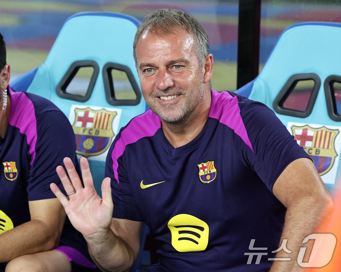 본문 이미지 - 4일 오후 대구 수성구 대구스타디움에서 열린 &#39;2025 FC바르셀로나 아시아투어&#39; 대구FC와 FC바르셀로나의 경기에서 한지 플릭 FC바르셀로나 감독이 인사하고 있다. 2025.8.4/뉴스1 ⓒ News1 구윤성 기자