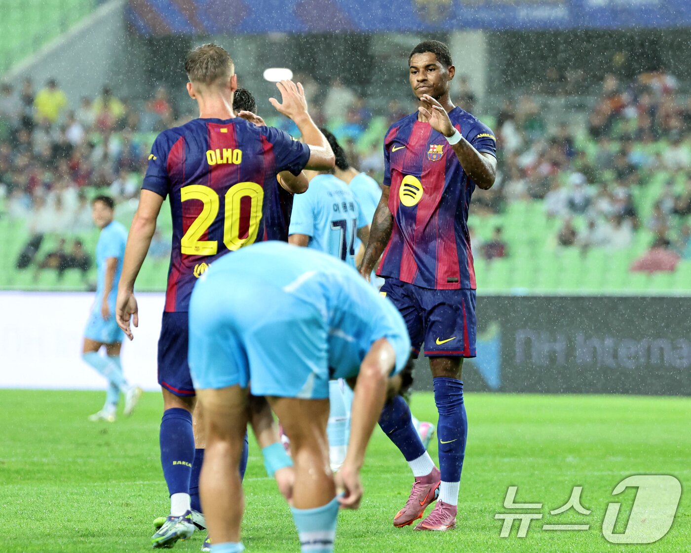 본문 이미지 - 4일 오후 대구 수성구 대구스타디움에서 열린 &#39;2025 FC바르셀로나 아시아투어&#39; 대구FC와 FC바르셀로나의 경기에서 후반 FC바르셀로나 마커스 래시포드가 팀의 다섯번째 골을 넣은 뒤 올모와 기쁨을 나누고 있다. 2025.8.4/뉴스1 ⓒ News1 구윤성 기자