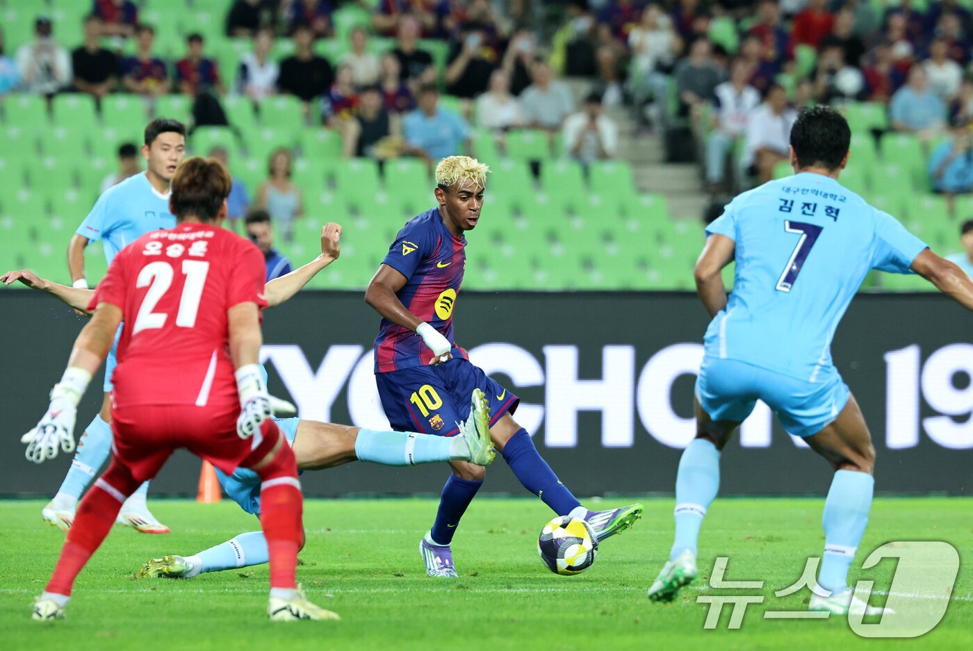 본문 이미지 - 4일 오후 대구 수성구 대구스타디움에서 열린 &#39;2025 FC바르셀로나 아시아투어&#39; 대구FC와 FC바르셀로나의 경기에서 전반 FC바르셀로나 라민 야말이 상대방 문전에서 드리블 돌파를 하고 있다. 2025.8.4/뉴스1 ⓒ News1 구윤성 기자