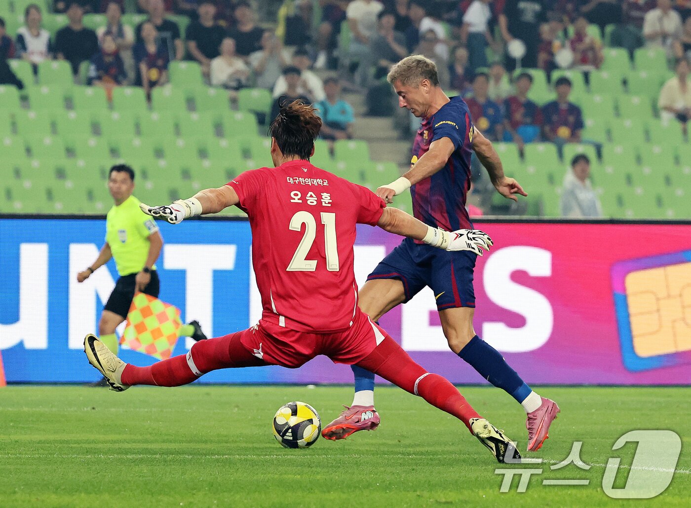 본문 이미지 - 4일 오후 대구 수성구 대구스타디움에서 열린 &#39;2025 FC바르셀로나 아시아투어&#39; 대구FC와 FC바르셀로나의 경기에서 전반 FC바르셀로나 레반도프스키가 드리블 돌파를 하고 있다. 2025.8.4/뉴스1 ⓒ News1 구윤성 기자