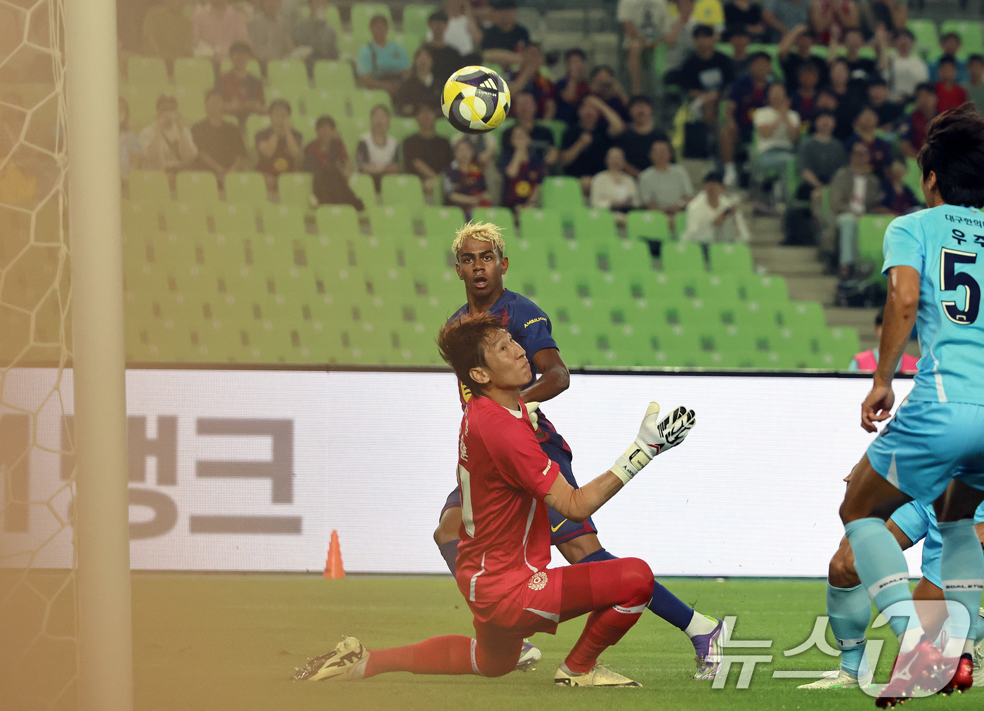 (대구=뉴스1) 구윤성 기자 = 4일 오후 대구 수성구 대구스타디움에서 열린 '2025 FC바르셀로나 아시아투어' 대구FC와 FC바르셀로나의 경기에서 전반 FC바르셀로나 라민 야말 …