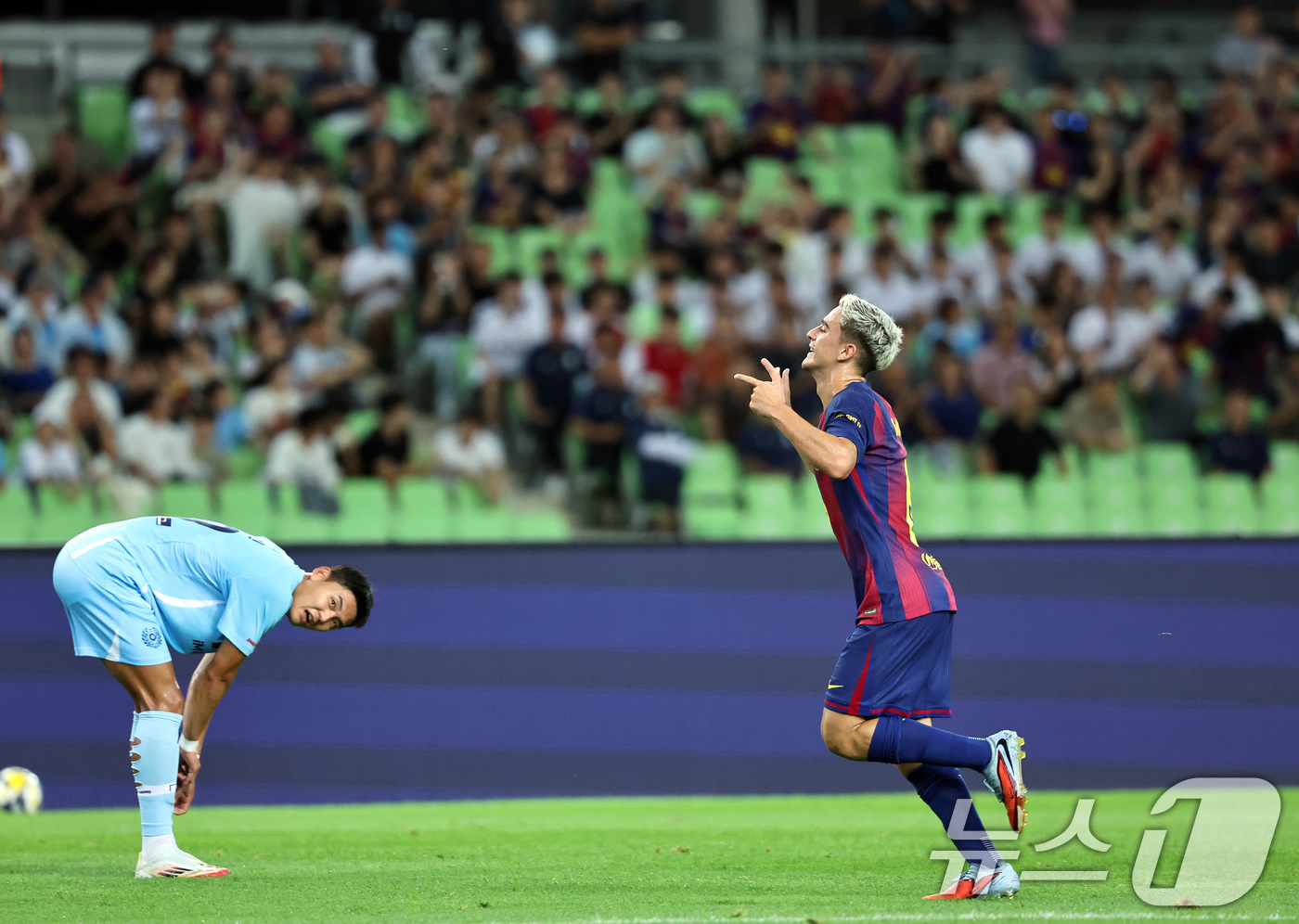 (대구=뉴스1) 구윤성 기자 = 4일 오후 대구 수성구 대구스타디움에서 열린 '2025 FC바르셀로나 아시아투어' 대구FC와 FC바르셀로나의 경기에서 전반 FC바르셀로나 가비가 선 …