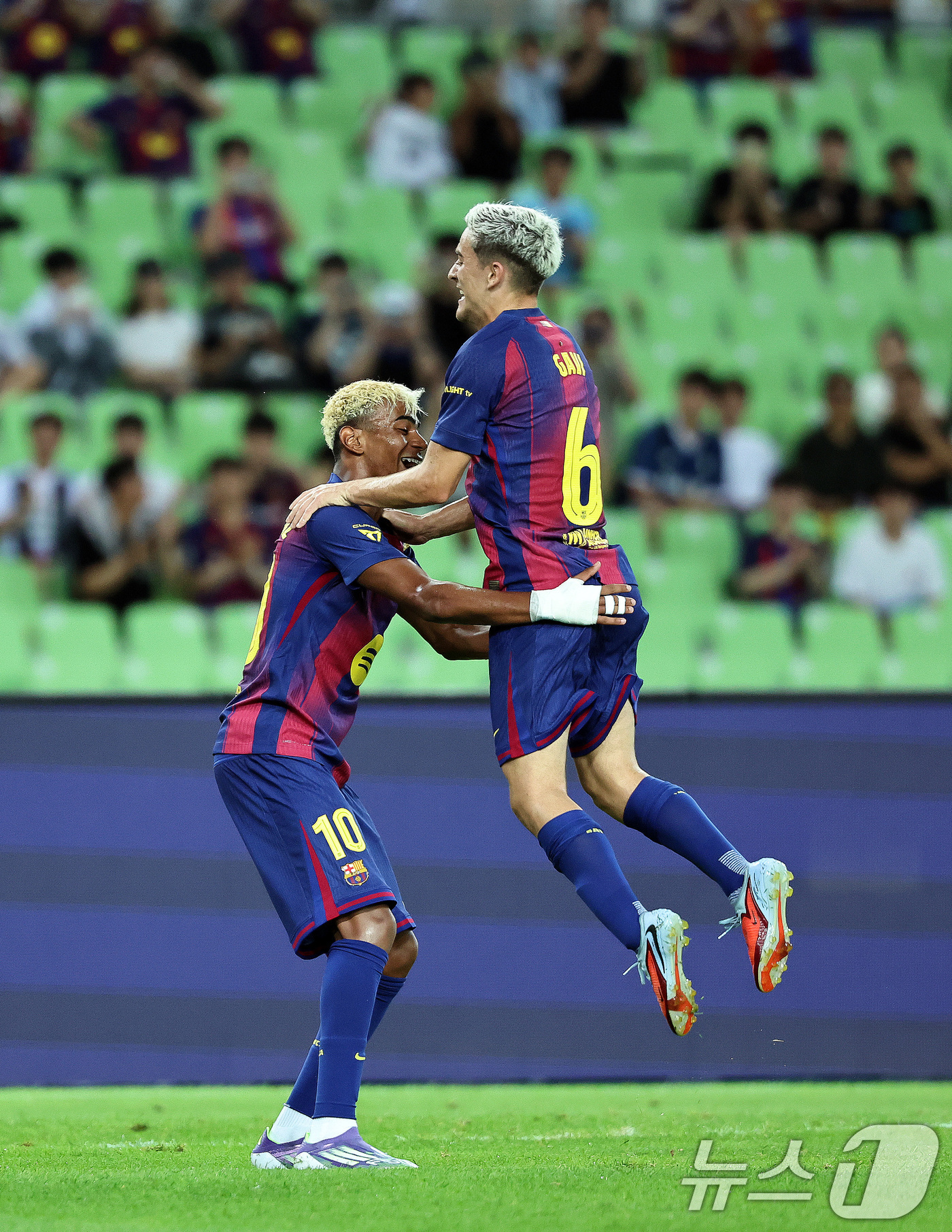 (대구=뉴스1) 구윤성 기자 = 4일 오후 대구 수성구 대구스타디움에서 열린 '2025 FC바르셀로나 아시아투어' 대구FC와 FC바르셀로나의 경기에서 전반 FC바르셀로나 가비(오른 …