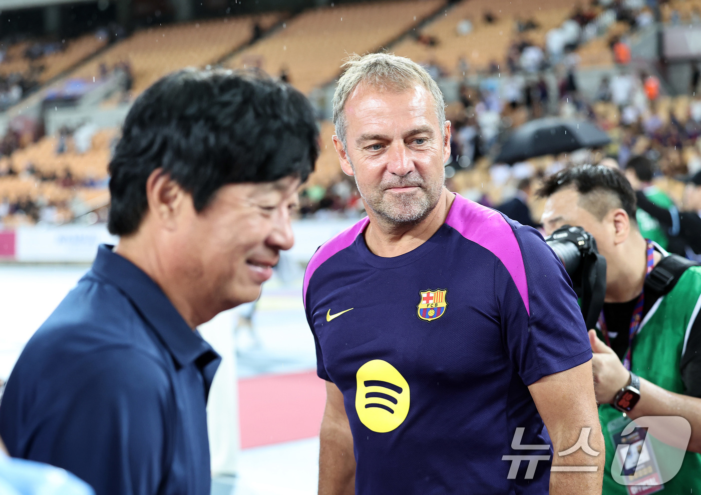 (대구=뉴스1) 구윤성 기자 = 4일 오후 대구 수성구 대구스타디움에서 열린 '2025 FC바르셀로나 아시아투어' 대구FC와 FC바르셀로나의 경기에서 한지 플릭 FC바르셀로나 감독 …