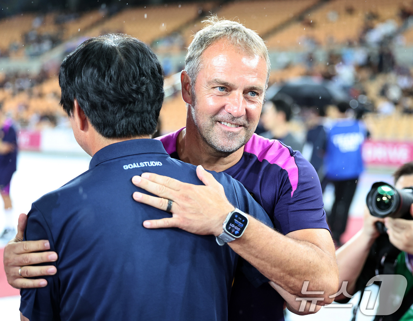 (대구=뉴스1) 구윤성 기자 = 4일 오후 대구 수성구 대구스타디움에서 열린 '2025 FC바르셀로나 아시아투어' 대구FC와 FC바르셀로나의 경기에 앞서 한지 플릭 FC바르셀로나 …