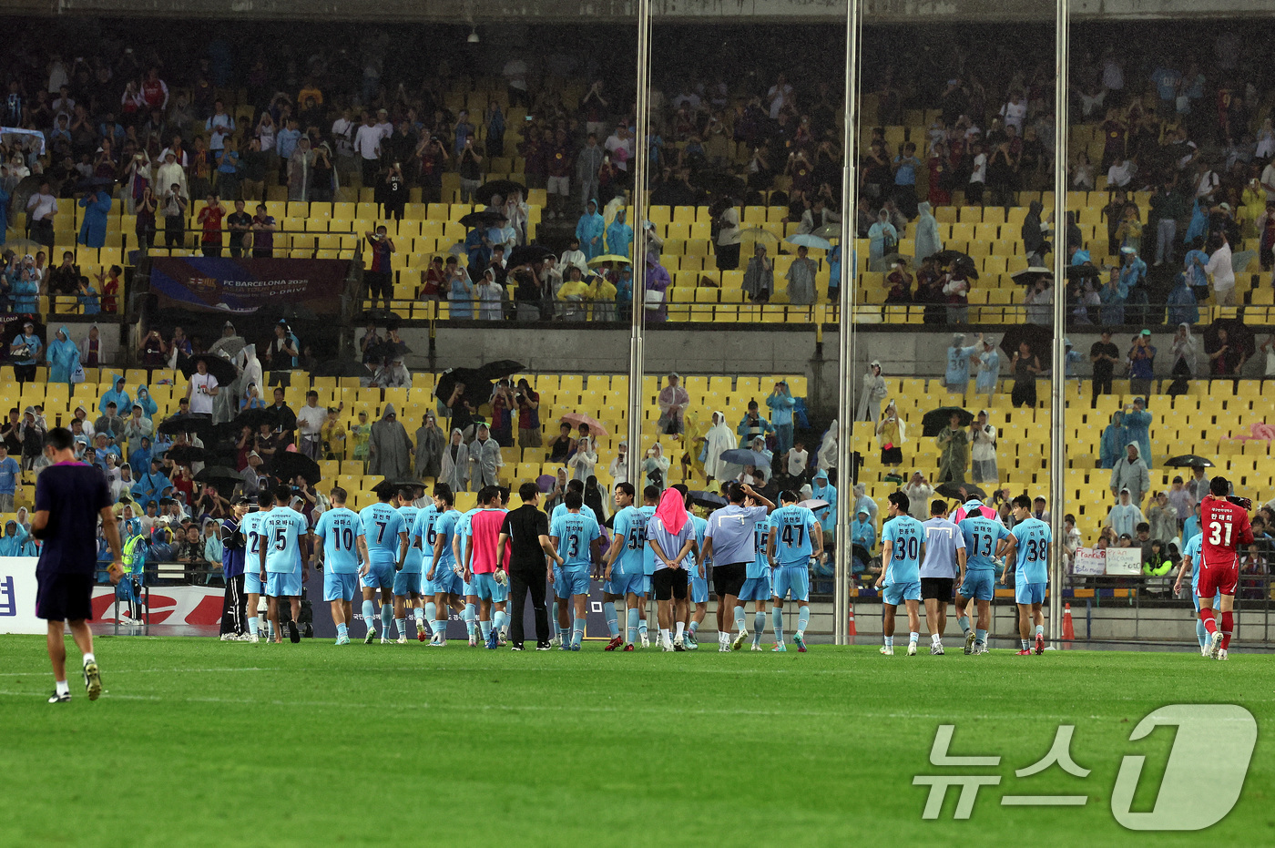 (대구=뉴스1) 구윤성 기자 = 4일 오후 대구 수성구 대구스타디움에서 열린 '2025 FC바르셀로나 아시아투어' 대구FC와 FC바르셀로나의 경기에서 FC바르셀로나에 5대0으로 패 …