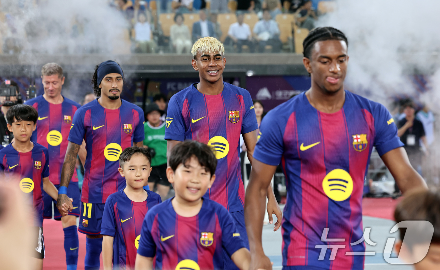 (대구=뉴스1) 구윤성 기자 = 4일 오후 대구 수성구 대구스타디움에서 열린 '2025 FC바르셀로나 아시아투어' 대구FC와 FC바르셀로나의 경기에서 라민 야말, 하피냐, 레반도프 …