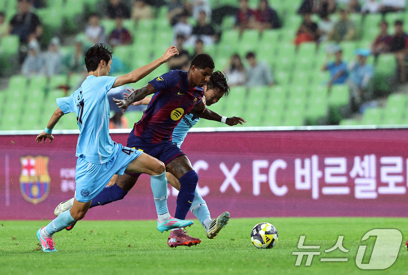 (대구=뉴스1) 구윤성 기자 = 4일 오후 대구 수성구 대구스타디움에서 열린 '2025 FC바르셀로나 아시아투어' 대구FC와 FC바르셀로나의 경기에서 후반 FC바르셀로나 마커스 래 …