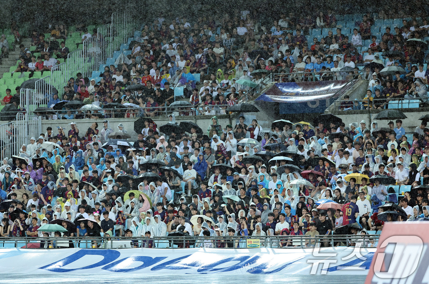 (대구=뉴스1) 구윤성 기자 = 4일 오후 대구 수성구 대구스타디움에서 축구팬들이 '2025 FC바르셀로나 아시아투어' 대구FC와 FC바르셀로나의 경기를 지켜보고 있다. 2025. …