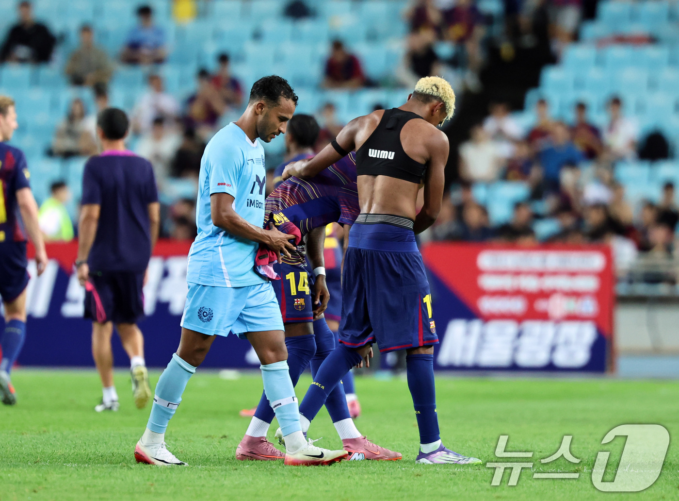 (대구=뉴스1) 구윤성 기자 = 4일 오후 대구 수성구 대구스타디움에서 열린 '2025 FC바르셀로나 아시아투어' 대구FC와 FC바르셀로나의 경기에서 전반이 끝난 뒤 대구FC 지오 …