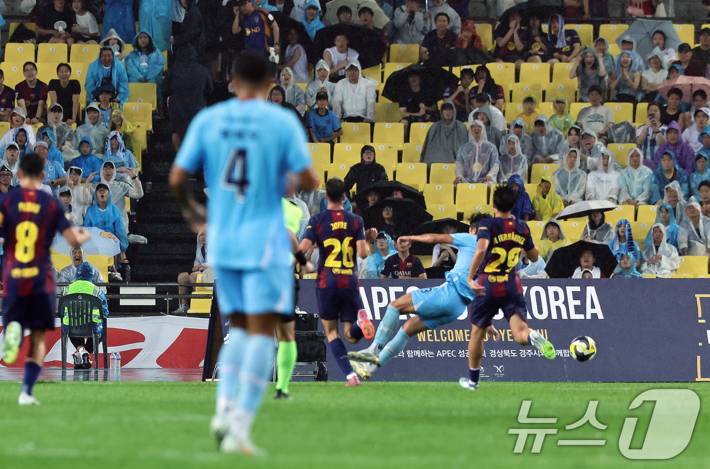 (대구=뉴스1) 구윤성 기자 = 4일 오후 대구 수성구 대구스타디움에서 열린 '2025 FC바르셀로나 아시아투어' 대구FC와 FC바르셀로나의 경기에서 후반 대구FC 권태영이 슛을 …