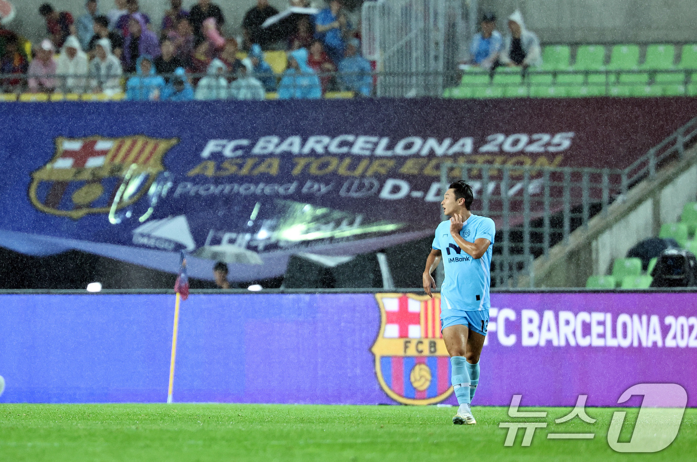 (대구=뉴스1) 구윤성 기자 = 4일 오후 대구 수성구 대구스타디움에서 열린 '2025 FC바르셀로나 아시아투어' 대구FC와 FC바르셀로나의 경기에서 후반 대구FC 권태영이 기회를 …