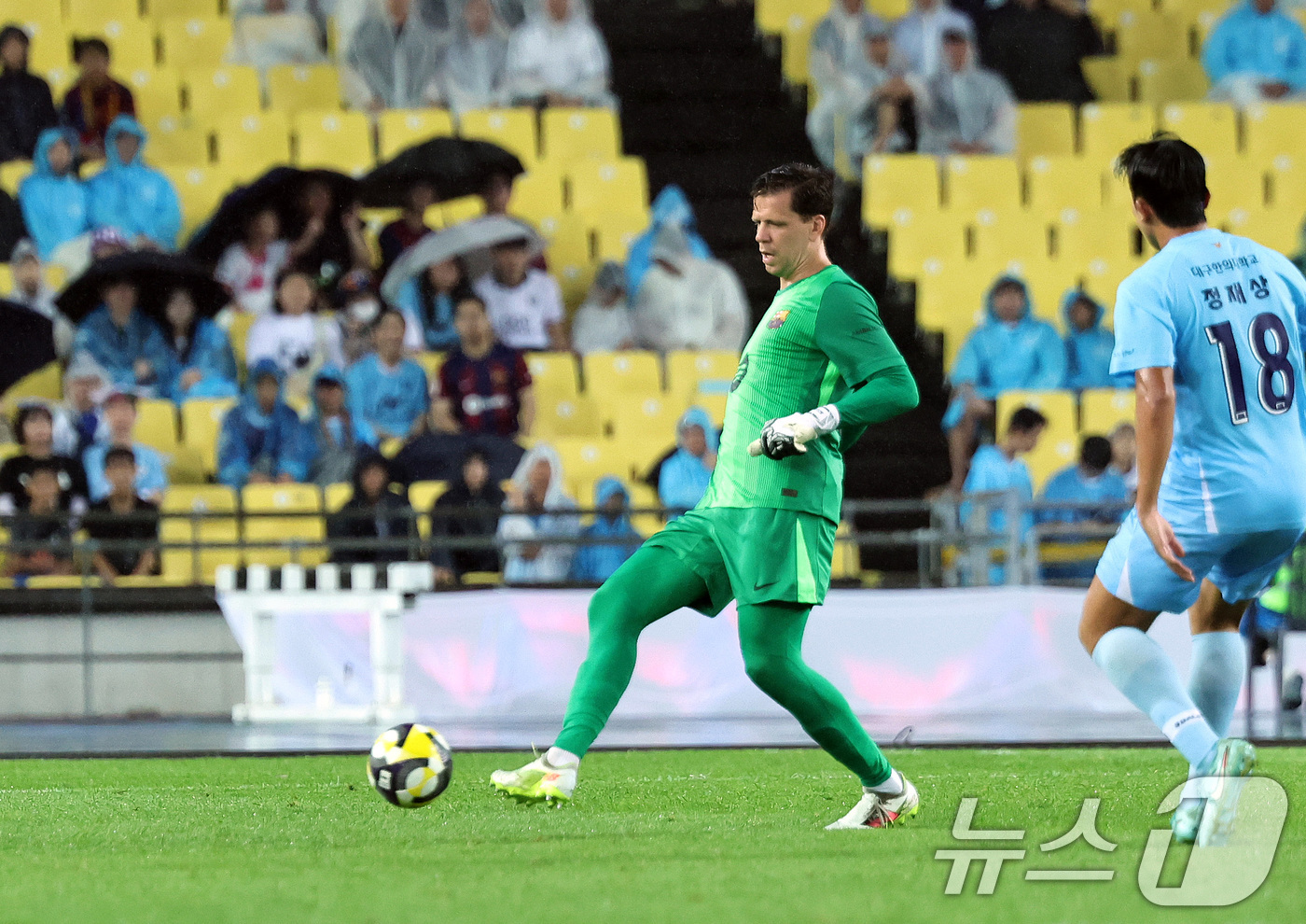 (대구=뉴스1) 구윤성 기자 = 4일 오후 대구 수성구 대구스타디움에서 열린 '2025 FC바르셀로나 아시아투어' 대구FC와 FC바르셀로나의 경기에서 후반 FC바르셀로나 골키퍼 슈 …