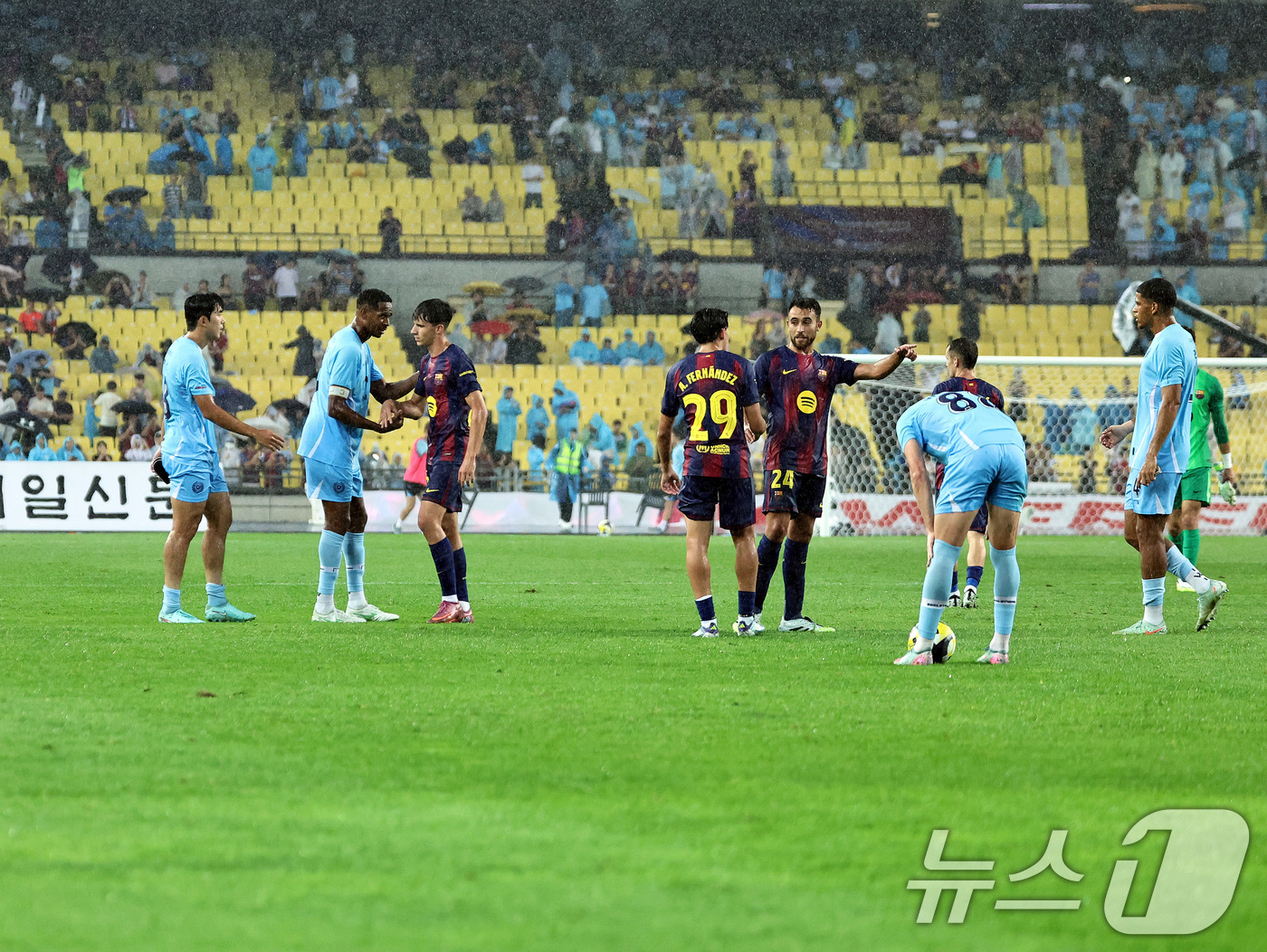 (대구=뉴스1) 구윤성 기자 = 4일 오후 대구 수성구 대구스타디움에서 열린 '2025 FC바르셀로나 아시아투어' 대구FC와 FC바르셀로나의 경기에서 양팀 선수들이 경기를 마친 뒤 …