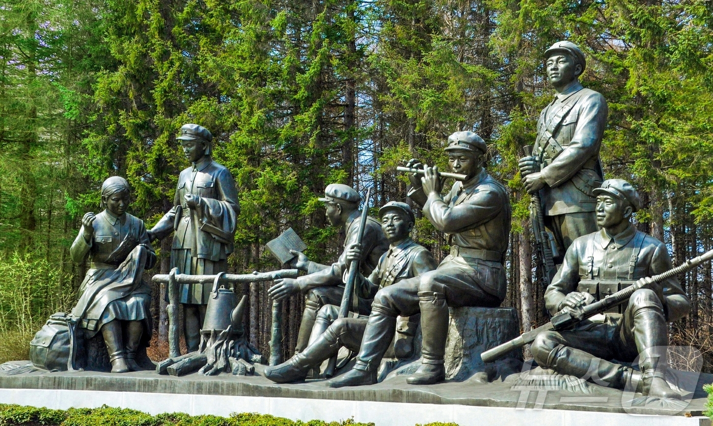 (평양 노동신문=뉴스1) = 북한 노동당 기관지 노동신문은 5일 조국해방(한국전쟁) 80주년을 앞두고 김일성 주석이 즐겨부르던 고전 노래 '사향가'를 조명하며 "이 노래와 더불어 …