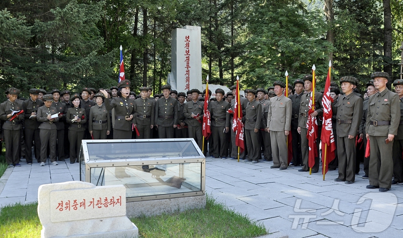 (평양 노동신문=뉴스1) = 북한 노동당 기관지 노동신문은 5일 "전국 직맹일꾼(간부)들과 직맹원들의 백두산지구 혁명전적지 답사 행군대가 7월29일부터 8월4일까지 백두의 전구들을 …