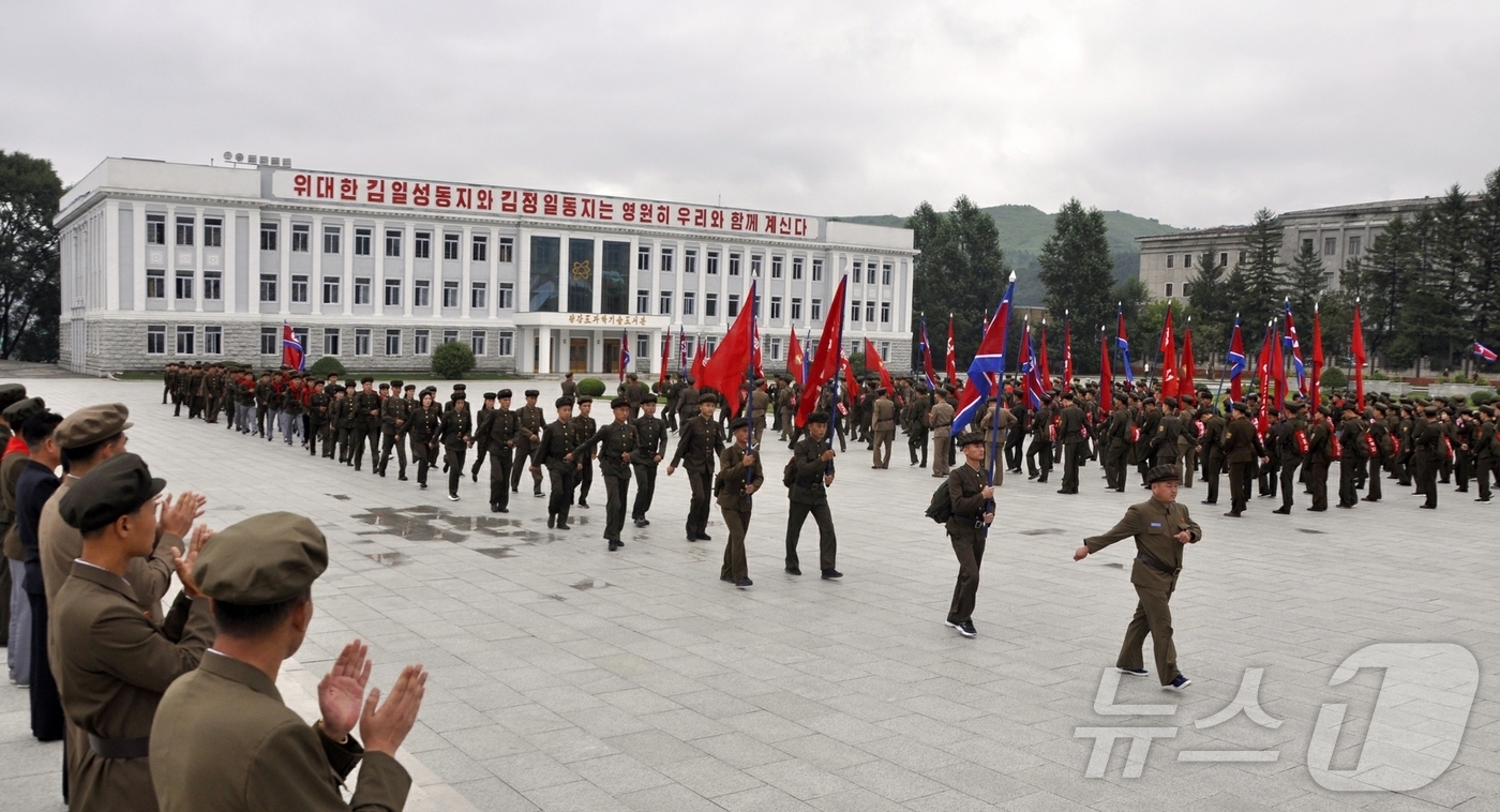 (평양 노동신문=뉴스1) = 북한 노동당 기관지 노동신문은 5일 전국청소년학생들이 백두산지구 혁명전적지 답사행군 출발모임을 진행했다고 보도했다. [국내에서만 사용가능. 재배포 금지 …