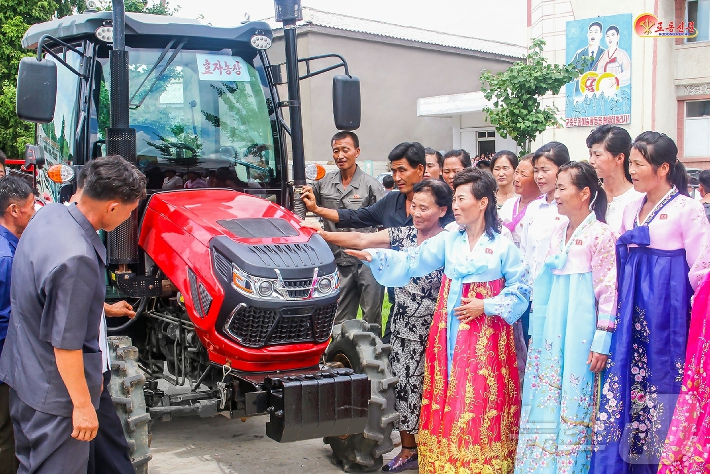 (평양 노동신문=뉴스1) = 북한 노동당 기관지 노동신문은 5일 "올해 올곡식 농사에서 통장훈을 부른 선천군의 일꾼(간부)들과 농업근로자들을 위한 축하모임이 선천군에서 진행된다"고 …