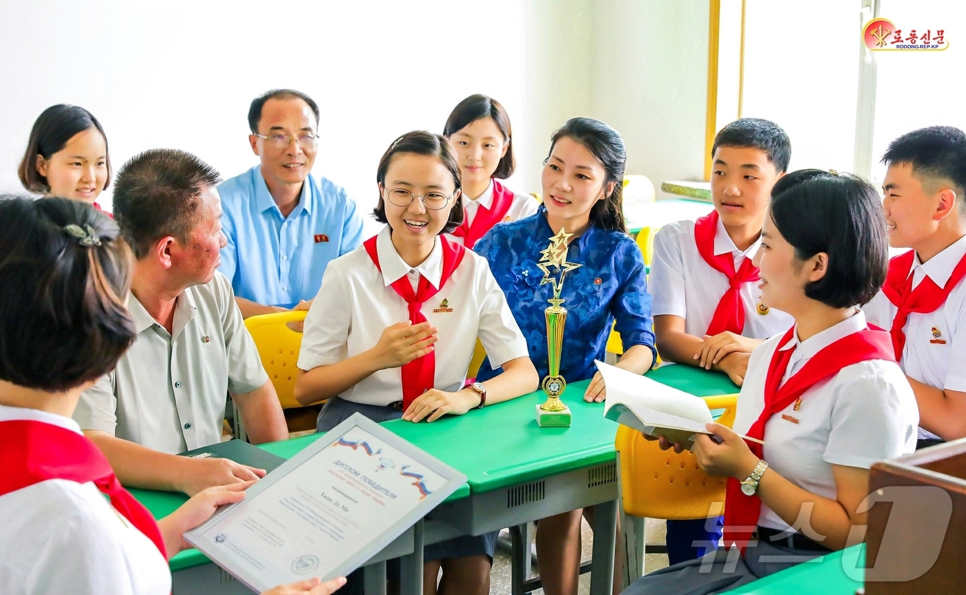 (평양 노동신문=뉴스1) = 북한 노동당 기관지 노동신문은 5일 러시아에서 진행된 국제경연에 참가해 15살 이상 부류에서 1등을 차지한 평양외국어대학 평양외국어학원 학생이 "오늘의 …