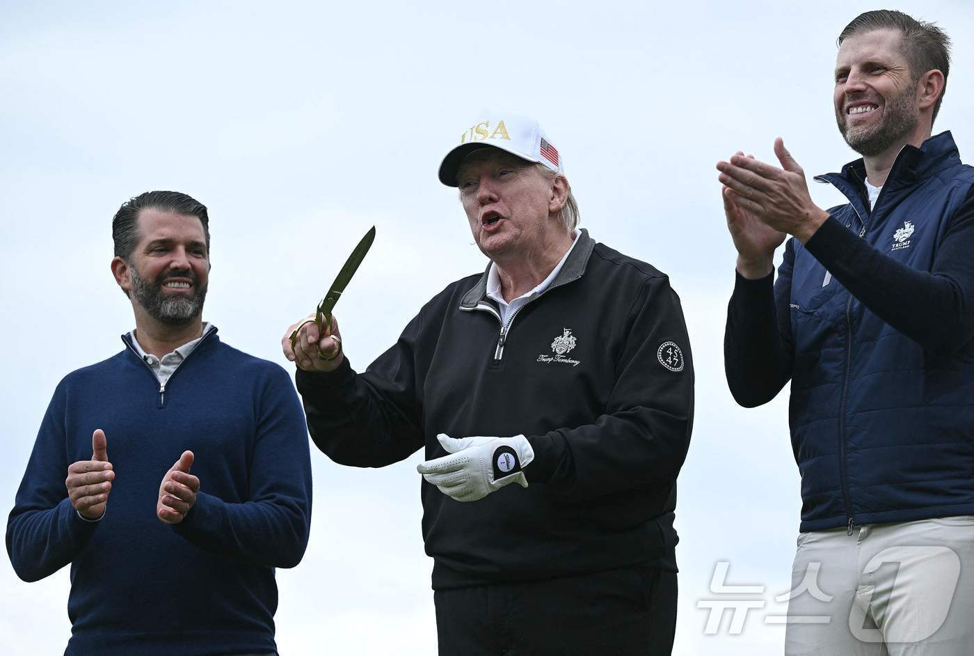 본문 이미지 - 지난달 29일&#40;현지시간&#41; 스코틀랜드 북동부 애버딘셔주 발메디에 있는 &#39;트럼프 인터내셔널 골프 링크스&#39; 골프 코스 개장식에서 도널드 트럼프 미국 대통령과 장남 도널드 트럼프 주니어&#40;사진 좌측&#41;, 차남 에릭 트럼프가 테이크 커팅 후 박수를 치고 있다. 2025.08.04 ⓒ AFP=뉴스1 ⓒ News1 류정민 특파원