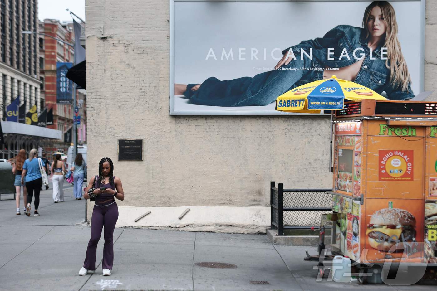 본문 이미지 - 할리우드 스타 시드니 스위니의 청바지 광고. ⓒ AFP=뉴스1 ⓒ News1 박형기 기자