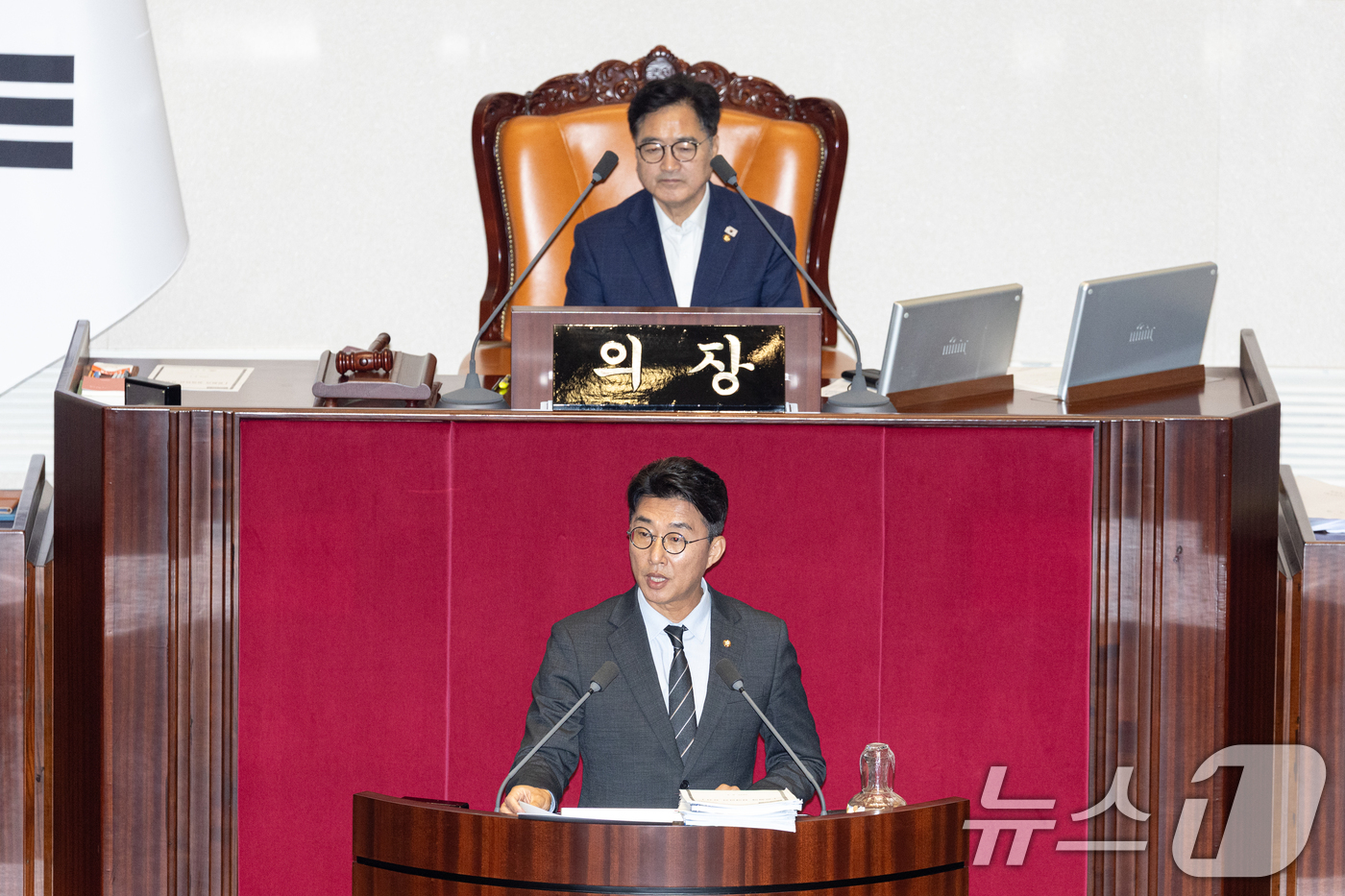 (서울=뉴스1) 이승배 기자 = 노종면 더불어민주당 의원이 5일 서울 여의도 국회에서 전날 제427회 국회(임시회) 3차 본회의에 상정된 방송법 일부개정법률안(대안)에 대한 무제한 …