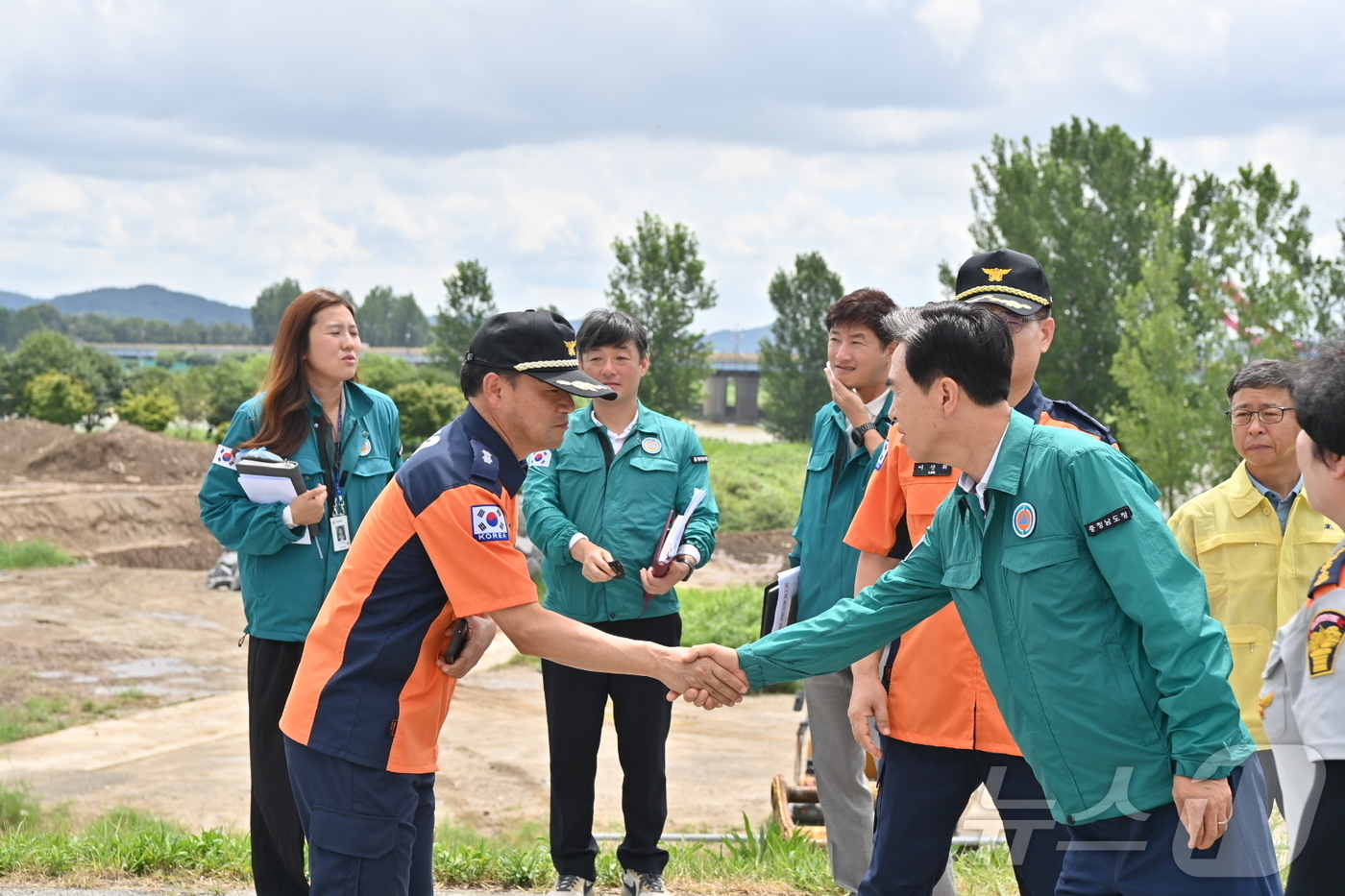 (부여=뉴스1) 이동원 기자 = 지난달 극한호우로 큰 피해를 입은 충남도 내 곳곳에서 응급복구 작업이 진행되고 있는 가운데, 김태흠 충남도지사가 4일 부여 나복 배수장을 찾아 소방 …