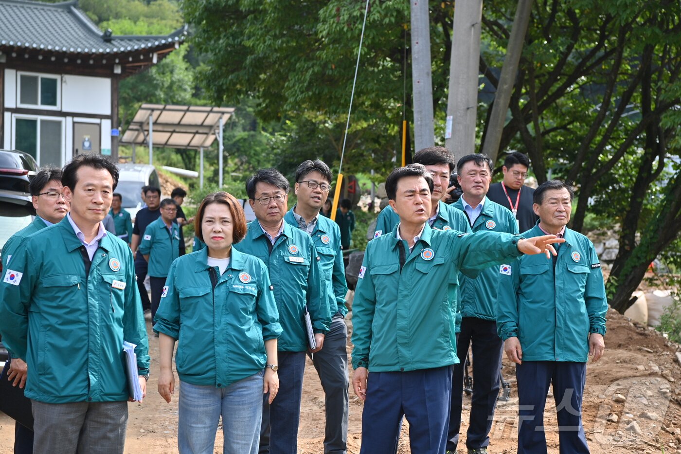 본문 이미지 - 극한호우로 큰 피해를 본 충남도 내 곳곳에서 응급복구 작업이 진행되고 있는 가운데 김태흠 지사가 지난 8월 서산 원평 소하천 찾아 현장 점검을 하고 있다. &#40;충남도 제공. 재판매 및 DB금지&#41;2025.8.5/뉴스1