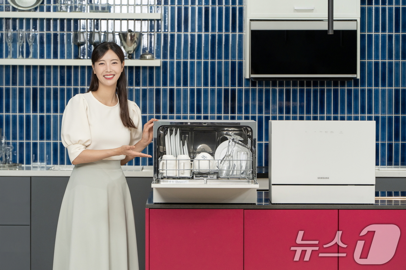 (서울=뉴스1) = 삼성전자가 에너지 효율을 강화한 2025년형 '비스포크 식기세척기 카운터탑' 신제품을 출시했다고 5일 밝혔다.삼성전자 모델이 에너지 효율을 강화한 2025년형 …