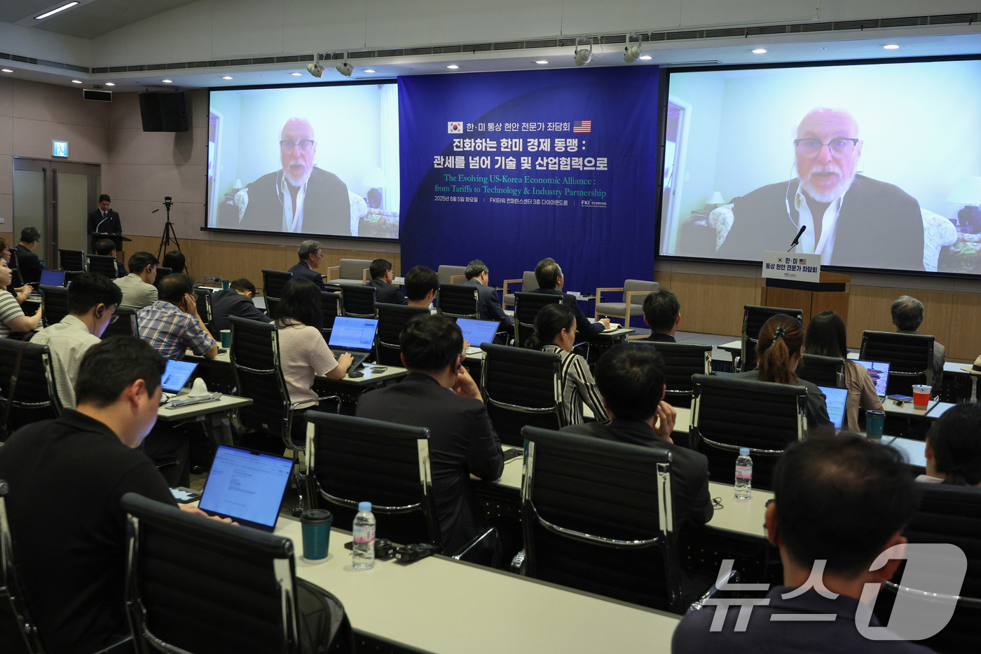 (서울=뉴스1) 신웅수 기자 = 제프리 쇼트 피터슨국제경제연구소 선임 펠로우가 5일 서울 여의도 FKI타워 콘퍼런스센터에서 열린 '진화하는 한미 경제동맹: 관세를 넘어 기술 및 산 …