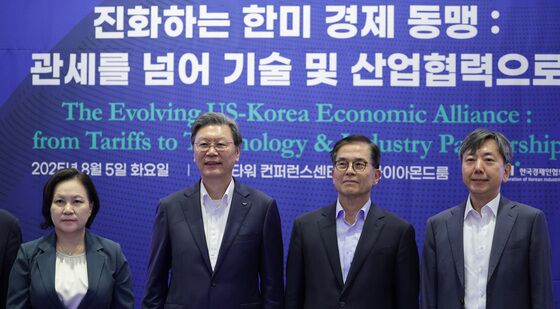 기념 촬영하는 김창범 한경협 상근부회장