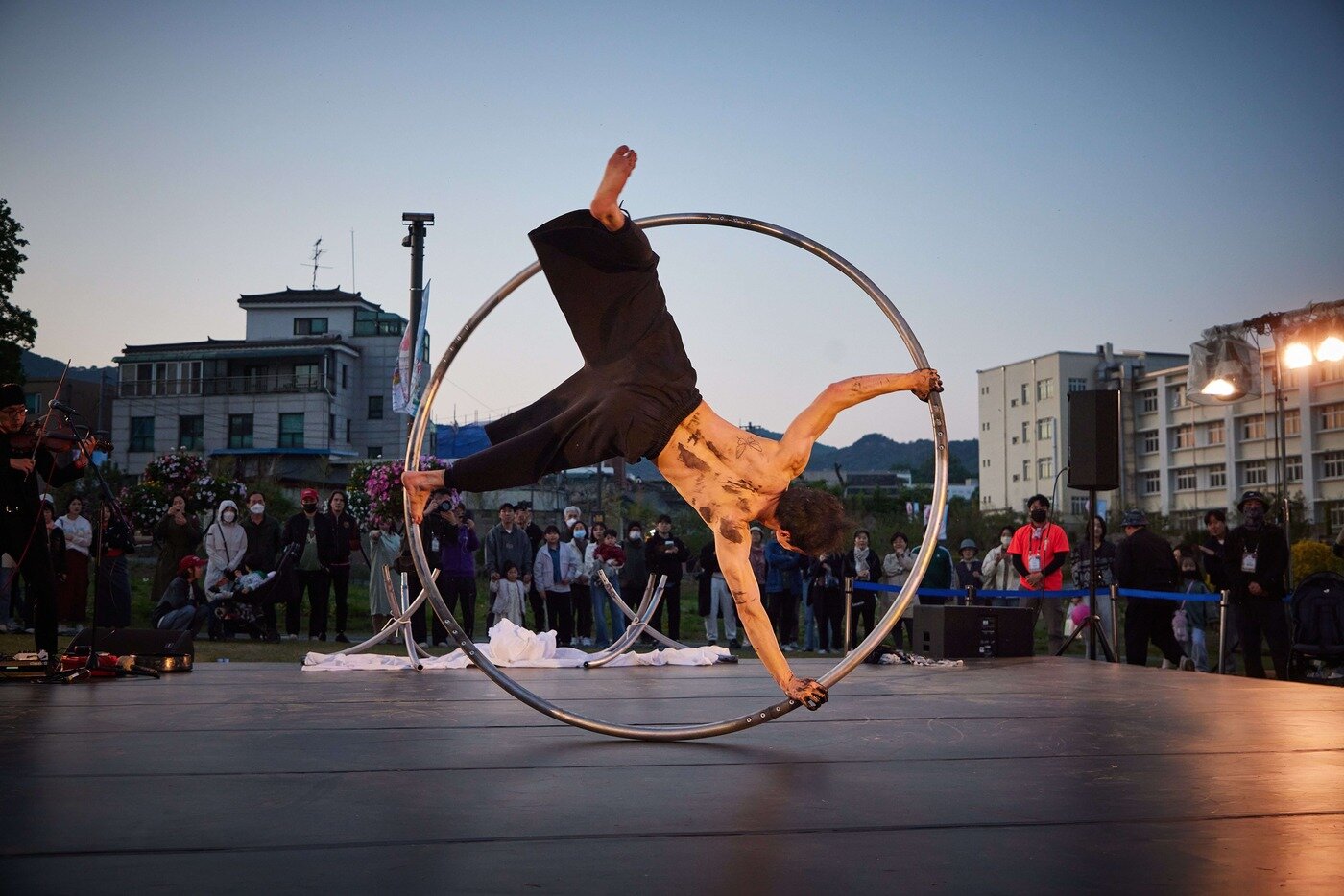 본문 이미지 - 국립극단 명동예술극장 '한낮의 명동극' 참여 공연팀 코드세시의 공연 모습(서울문화재단, 국립극단 제공)