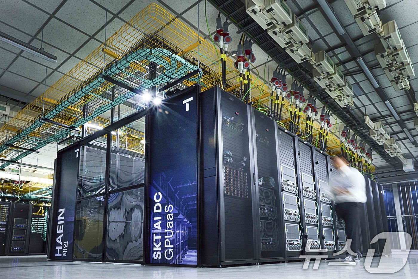 (서울=뉴스1) = SK텔레콤은 지난 1일 최신 B200 GPU 기반의 소버린 GPUaaS를 출시했다고 5일 밝혔다.사진은 SK브로드밴드 가산 AI DC에 구축된 B200 클러스터 …