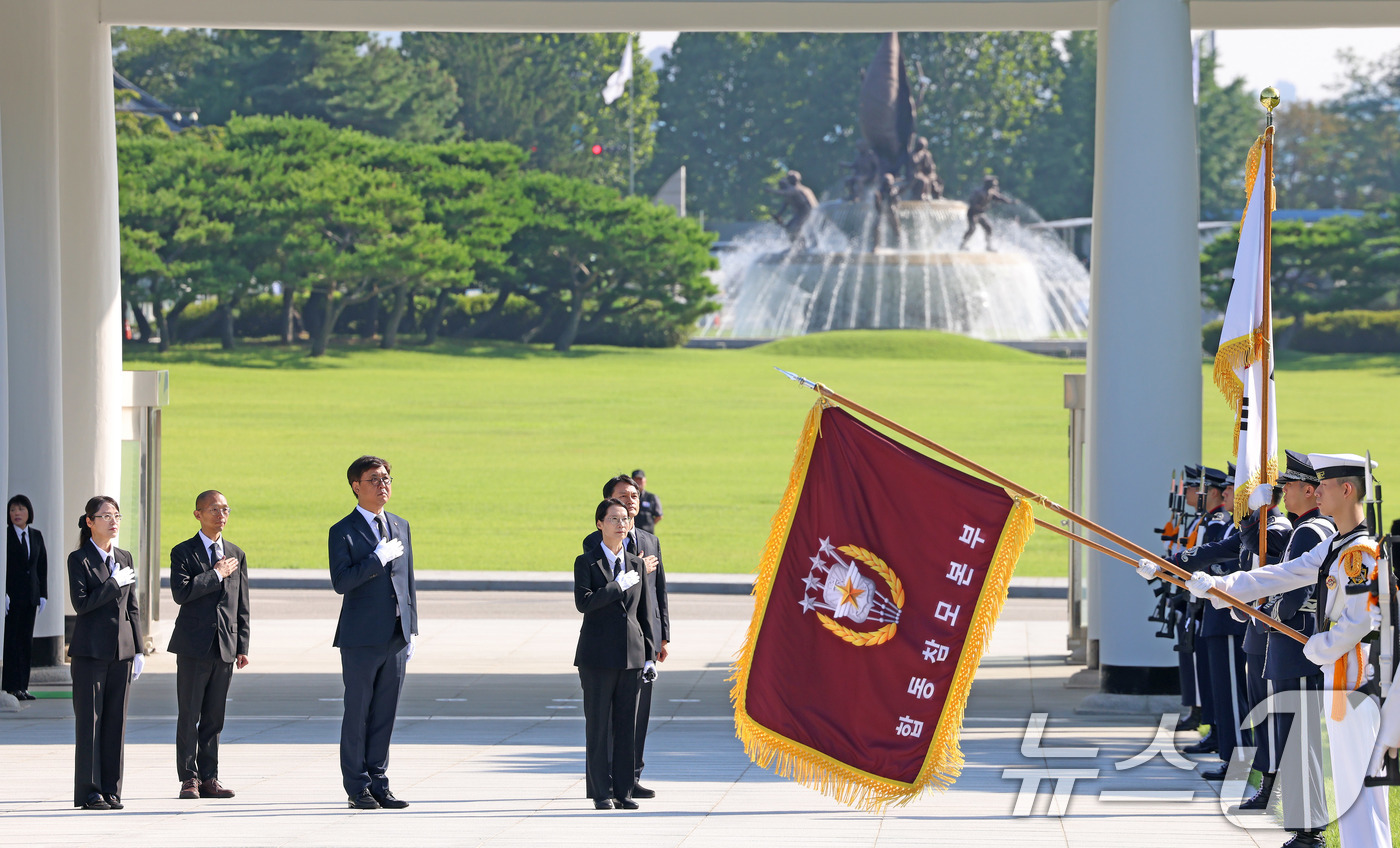 (서울=뉴스1) = 최휘영 문화체육관광부 장관이 5일 서울 동작구 국립서울현충원에서 국기에 대한 경례를 하고 있다. (문화체육관광부 제공. 재판매 및 DB 금지) 2025.8.5/ …