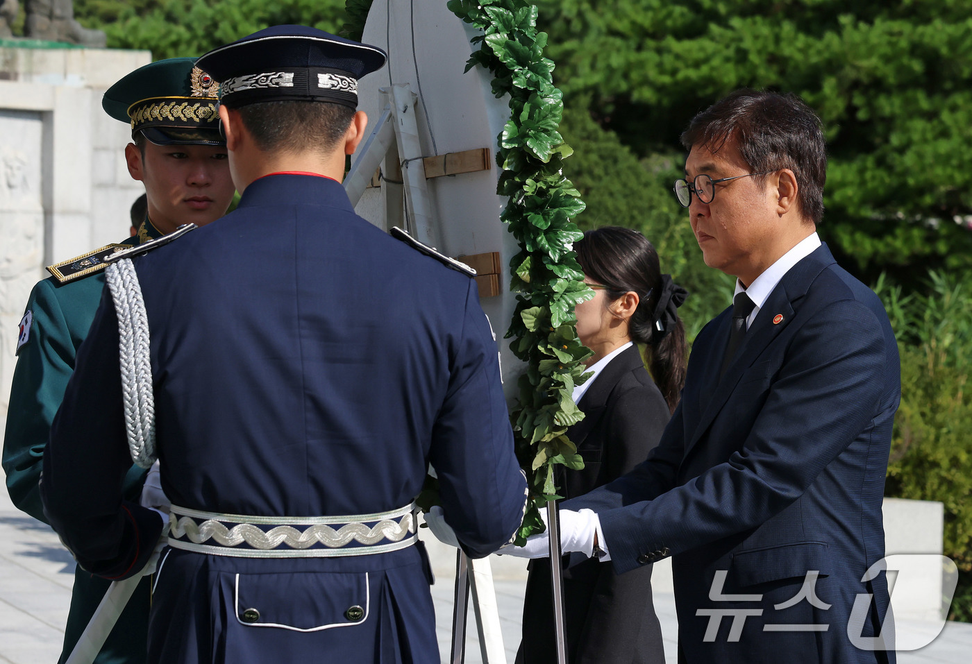 (서울=뉴스1) = 최휘영 문화체육관광부 장관이 5일 서울 동작구 국립서울현충원 현충탑에 헌화하고 있다. (문화체육관광부 제공. 재판매 및 DB 금지) 2025.8.5/뉴스1