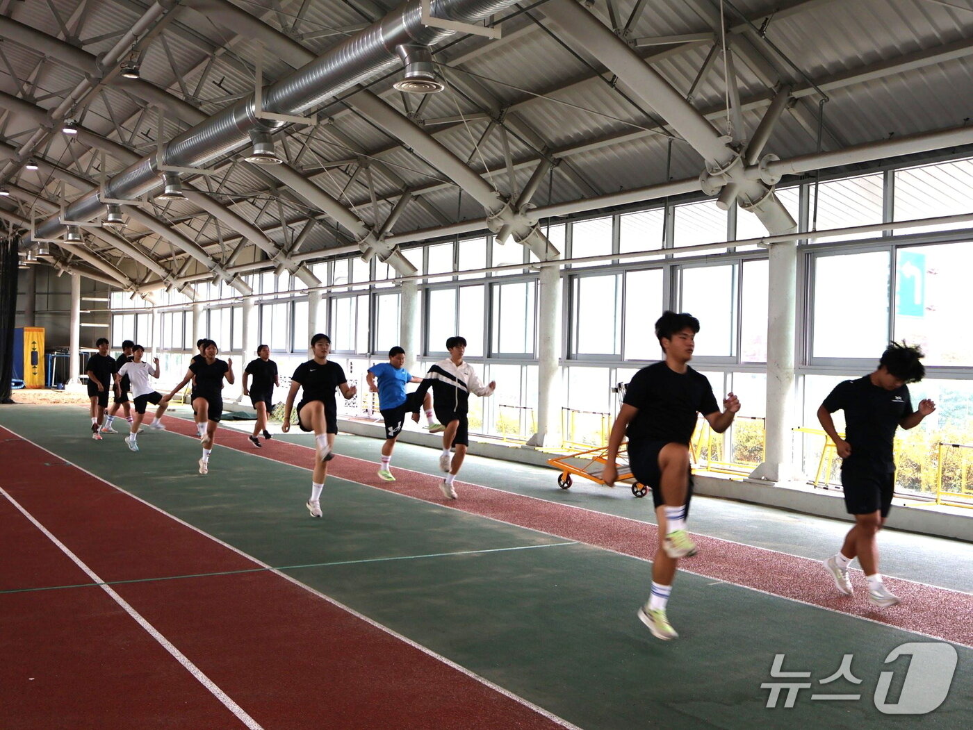 본문 이미지 - 육상 선수들이 보은군 전천후 보조육상경기장에서 하계 전지훈련을 하고 있다. &#40;보은군 제공, 재판매 및 DB금지&#41; /뉴스1