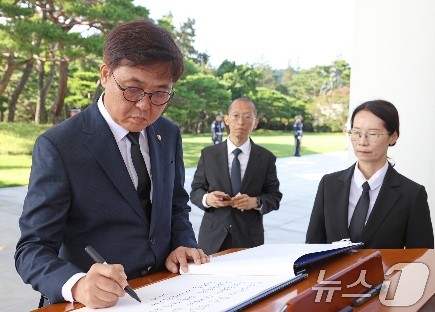 (서울=뉴스1) = 최휘영 문화체육관광부 장관이 5일 서울 동작구 국립서울현충원 현충탑에 참배 후 방명록을 작성하고 있다. (문화체육관광부 제공. 재판매 및 DB 금지) 2025. …