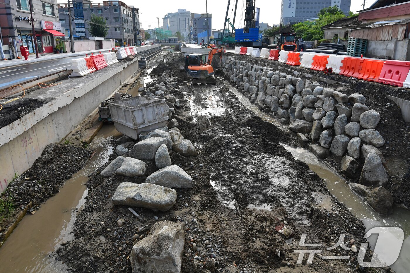 본문 이미지 - 경북 포항시 북구 우현동 학산천 생태복원 사업이 순조롭게 진행되고 있다. 이곳에는 교량 7곳과 벽천, 조경석 등이 설치된다.2025.8.5/뉴스1 ⓒ News1 최창호 기자