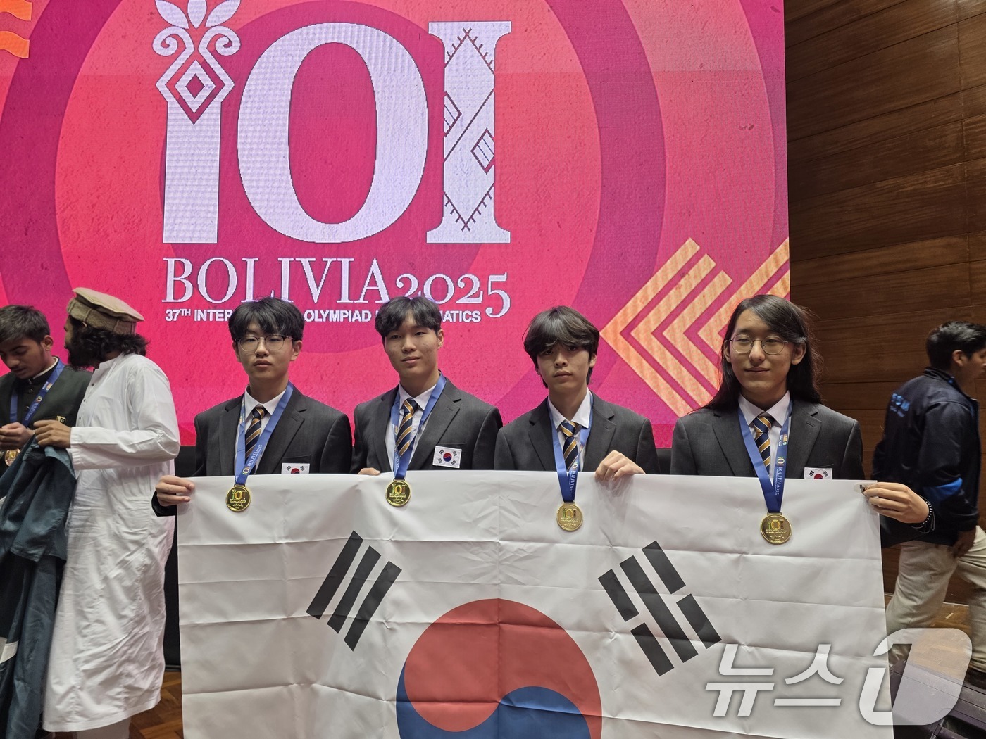 (서울=뉴스1) = 과학기술정보통신부와 한국과학창의재단은 지난 3일까지 볼리비아 수크레에서 열린 제37회 국제정보올림피아드에서 한국대표단 전원이 금메달을 획득했다고 5일 밝혔다.변 …