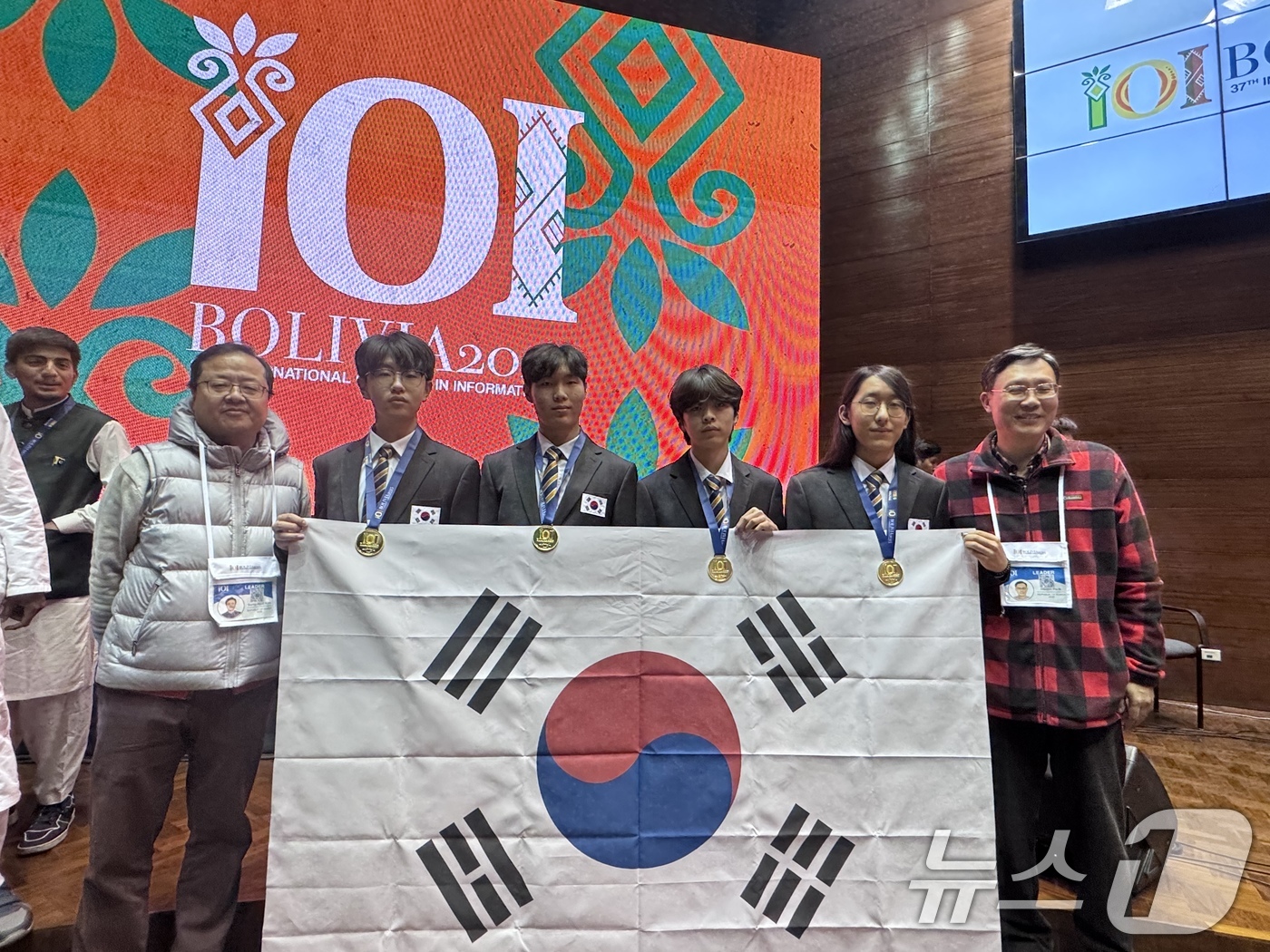 (서울=뉴스1) = 과학기술정보통신부와 한국과학창의재단은 지난 3일까지 볼리비아 수크레에서 열린 제37회 국제정보올림피아드에서 한국대표단 전원이 금메달을 획득했다고 5일 밝혔다.김 …