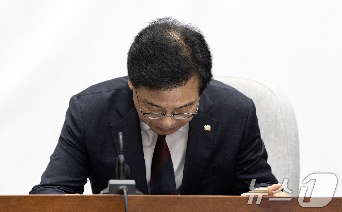 (서울=뉴스1) 이승배 기자 = 송언석 국민의힘 비상대책위원장 겸 원내대표가 5일 오전 서울 여의도 국회에서 열린 원내대책회의에 참석하고 있다. 2025.8.5/뉴스1