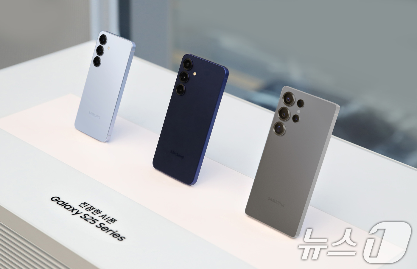 (서울=뉴스1) = 삼성전자는 올해 2월 출시한 '갤럭시 S25 시리즈'가 지난 1일 국내 판매 300만대를 기록했다고 5일 밝혔다.사진은 갤럭시 S25 시리즈 제품 모습. (삼성 …