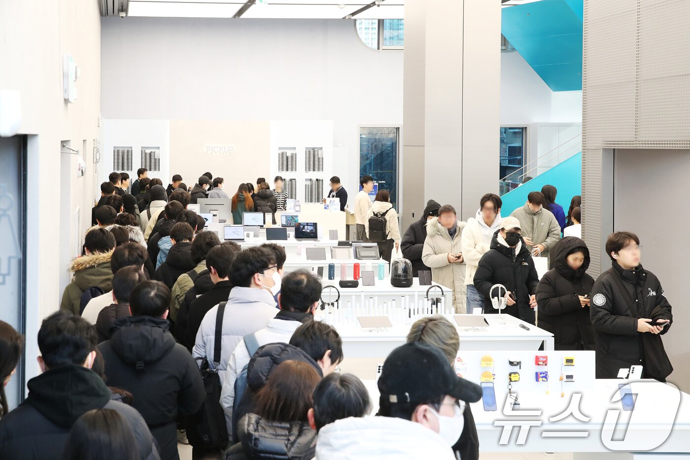 본문 이미지 - 성 강남에서 '갤럭시 S25 시리즈' 사전 개통을 위해 방문한 고객들 모습. (삼성전자 제공. 재판매 및 DB 금지) 2025.8.5/뉴스1