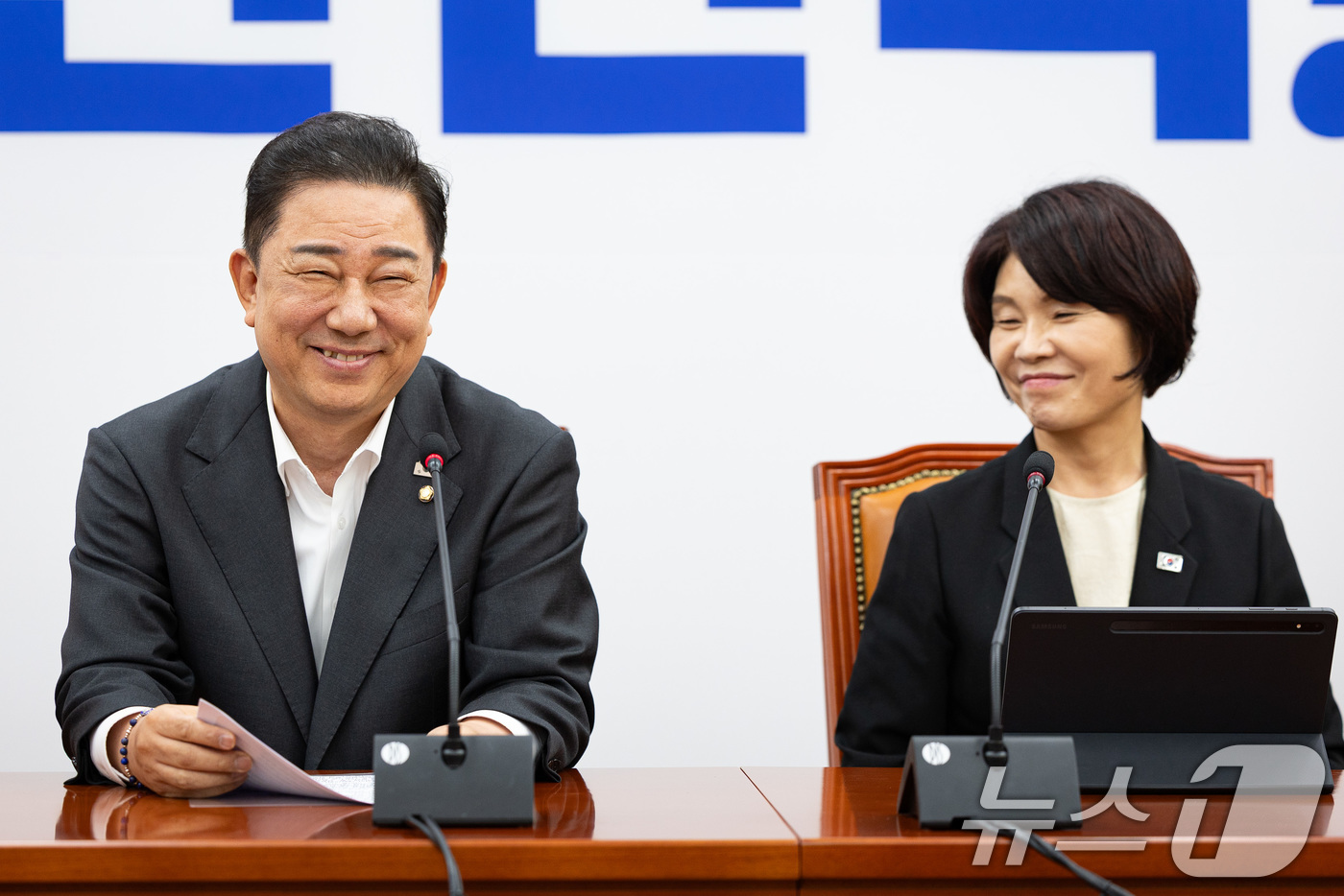(서울=뉴스1) 유승관 기자 = 김병기 더불어민주당 원내대표와 한정애 신임 정책위의장이 5일 서울 여의도 국회에서 열린 원내대책회의에서 미소 짓고 있다. 2025.8.5/뉴스1