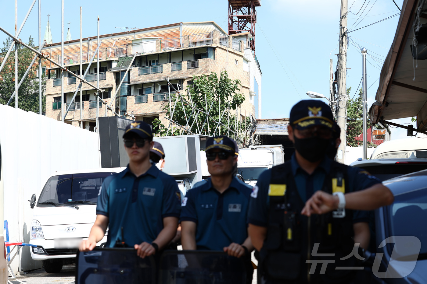 (서울=뉴스1) 김민지 기자 = 경찰이 서울서부지법 폭동 사태 배후로 의심 받는 전광훈 목사와 사랑제일교회에 대한 압수수색을 진행 중인 5일 오전 서울 성북구 사랑제일교회 앞에서 …